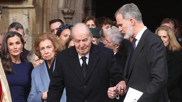Felipe VI ayudando a su padre tras la misa de Constantino de Grecia.