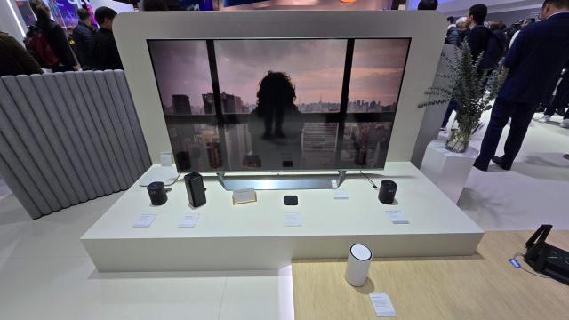 Un televisor de Xiaomi junto a varios routers