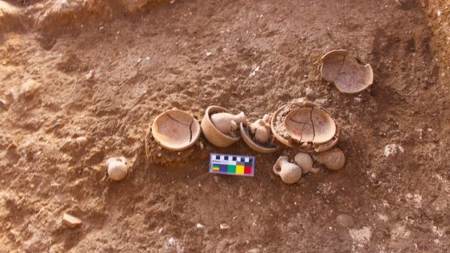 Ofrendas encontradas en uno de los templos: vasijas para servir comida y una concha de molusco marina.