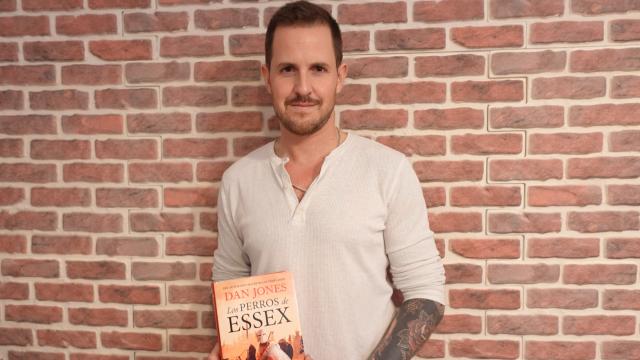 El medievalista Dan Jones posando en Madrid con su última obra