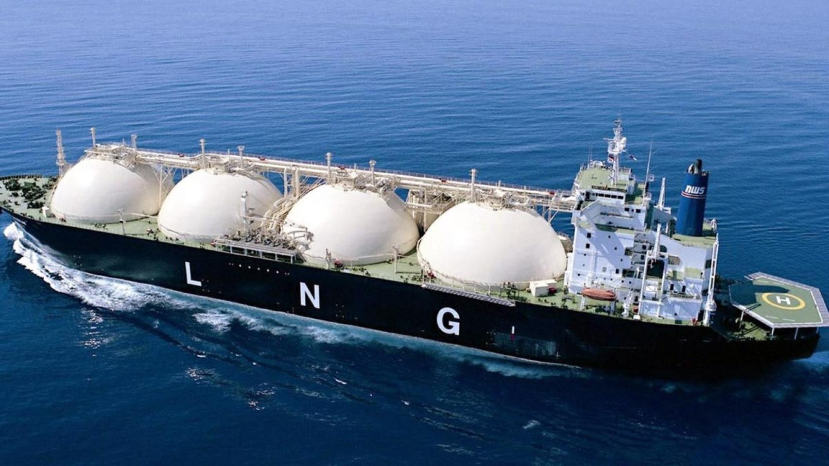 Barco de GNL (gas natural licuado).