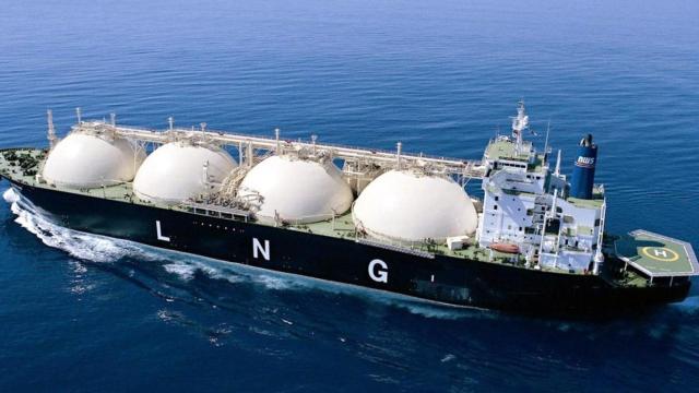 Barco de GNL (gas natural licuado).