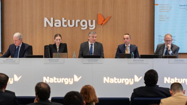 De izda. a dcha.: Jordi Garcia Tabernero (director general de Sostenibilidad, Reputación y Relaciones Institucionales), Rita Ruiz de Alda (directora de Control de Gestión), Francisco Reynés (presidente ejecutivo), Steven Fernández (director general de Mercados Financieros) y Víctor Márquez (director de Comunicación Externa).