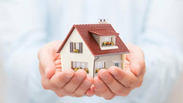 Imagen de una casa sobre unas manos