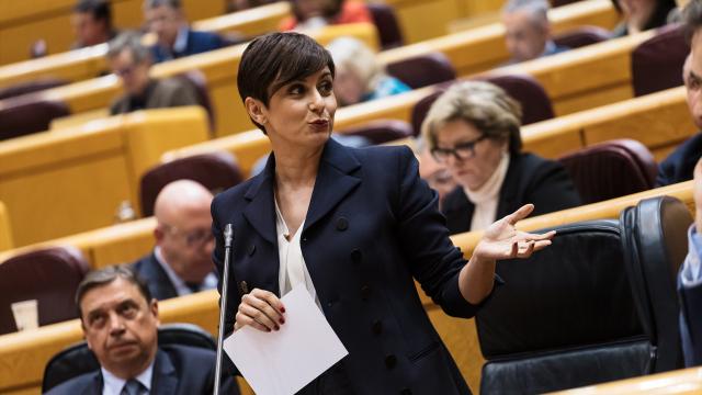 La ministra de Vivienda y Agenda Urbana, Isabel Rodríguez, interviene durante una sesión plenaria en el Senado.