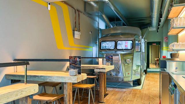 Conoce cuál es el restaurante de Madrid que oculta una sala de juegos: inlcuye un food truck y comida de Puerto Rico