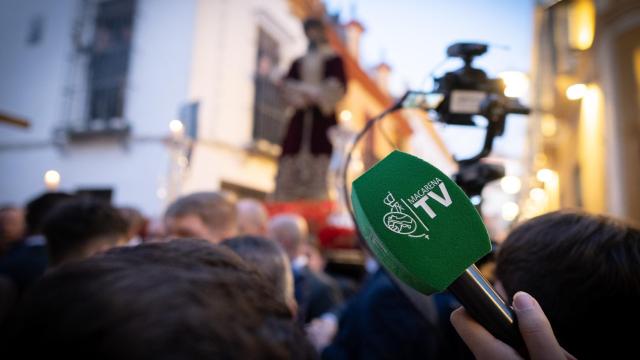Un micrófono de 'Macarena TV' durante el Vía Crucis del Cristo de la Sentencia