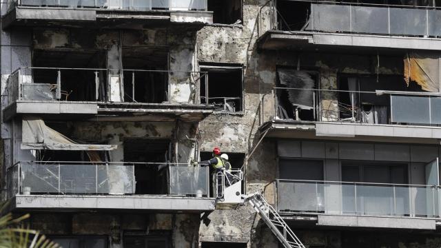 Detalle de la fachada del complejo residencial incendiado en Valencia.