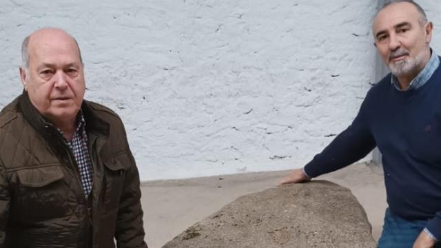 Ángel Justo Rubio, alcalde de Villasrubias, y José Luis Francisco, arqueólogo descubridor del hallazgo, junto a la estela antropomorfa