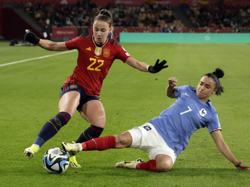 Athenea del Castillo, en pelea por el balón.