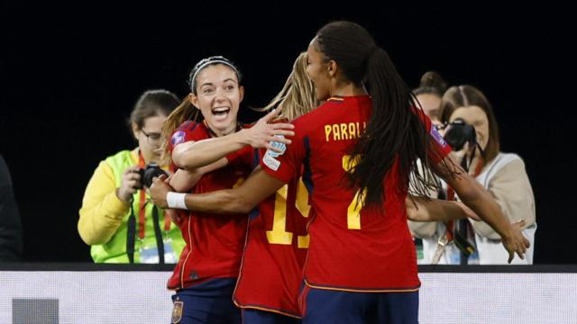 Aitana Bonmatí, felicitada por sus compañeras.