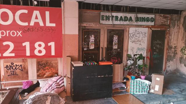 Acampada de mendigos en la Plaza de San Cristóbal de Alicante, en la entrada del párking, incluso con mobiliario y colchones.