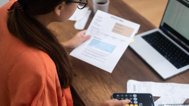 Una chica observa una factura, en una imagen de archivo.