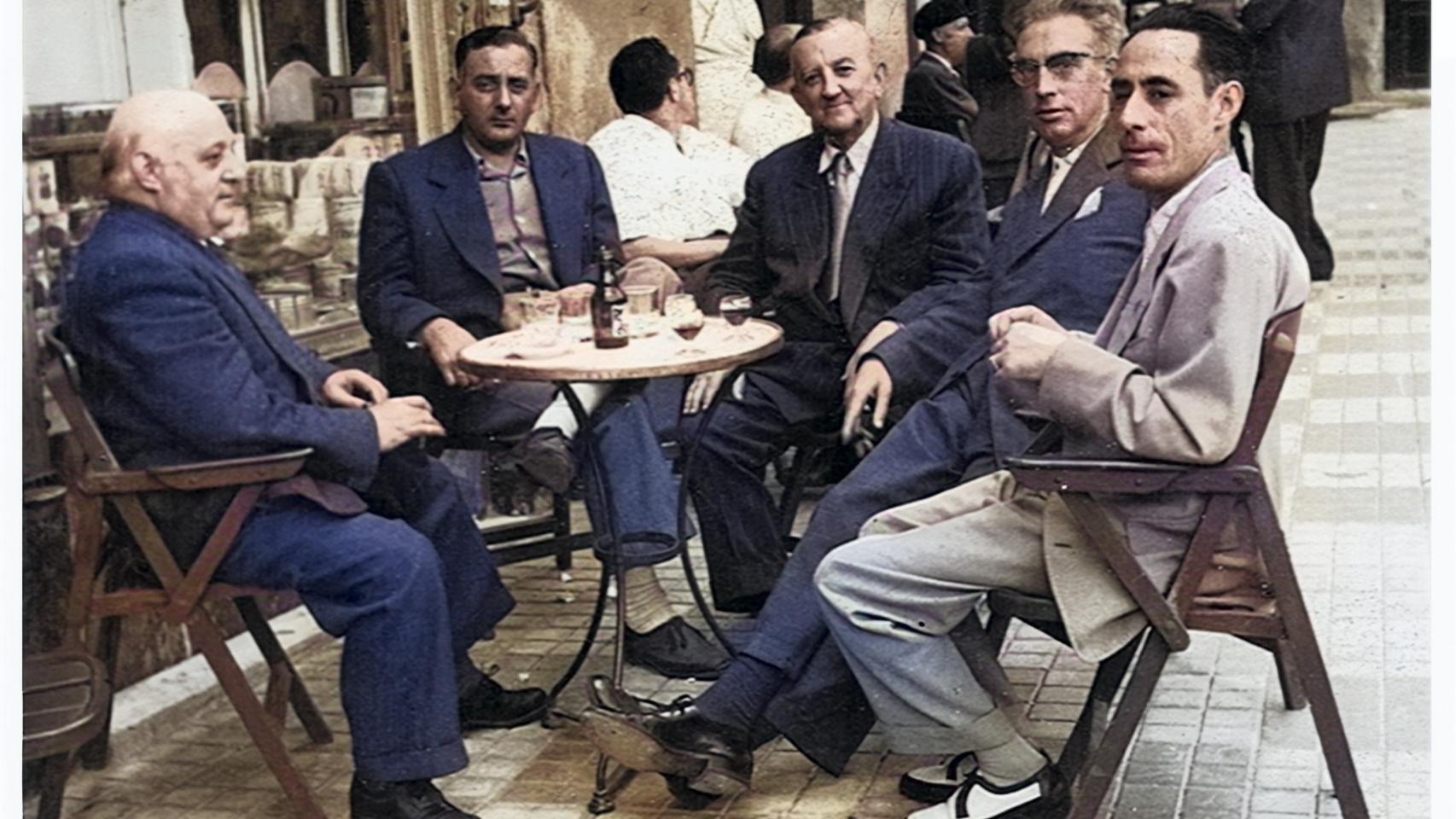 Tertulia taurina en el bar Imperial.