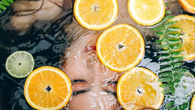 Agua y vitaminas para el 'glow up' de la piel.