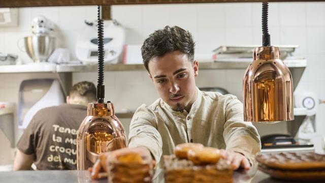 Javier Sanz coloca en el pase una ración de Donut relleno de rabo de toro