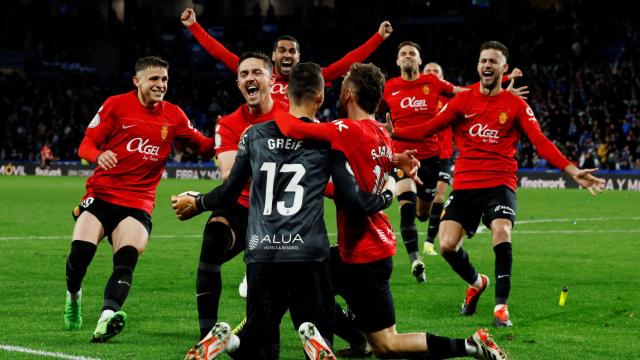 Los jugadores del Mallorca, exultantes en Anoeta por su pase a la final de la Copa del Rey.