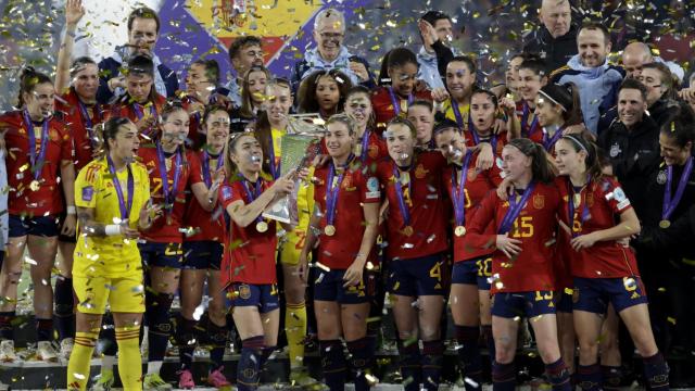 España levanta el título de la Nations League femenina.