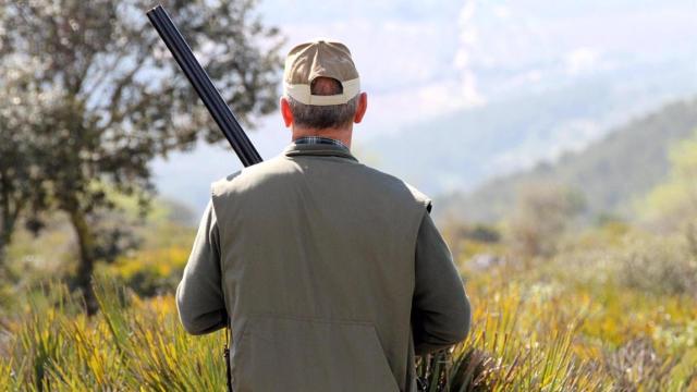 Un hombre cazando.