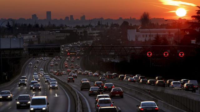 Atardecer en la ciudad de Madrid bajo una nube de contaminación