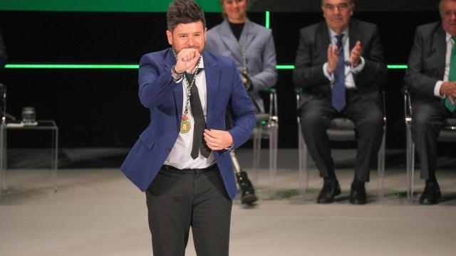 Pablo López recoge su medalla.