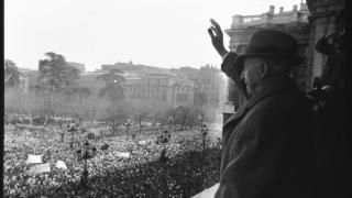 El dictador Franco saludando desde un balcón del Palacio Real durante una manifestación a favor de su régimen.