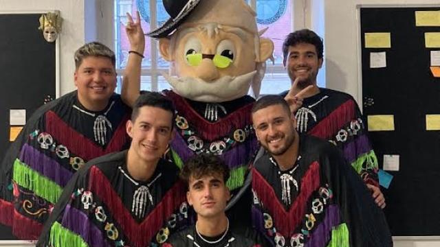 Nelson Daza, Alejandro Strange, Varrager, Patri Asenjo e Iván Rodríguez posan con Hidalgo en la oficina de 'Recreo'.