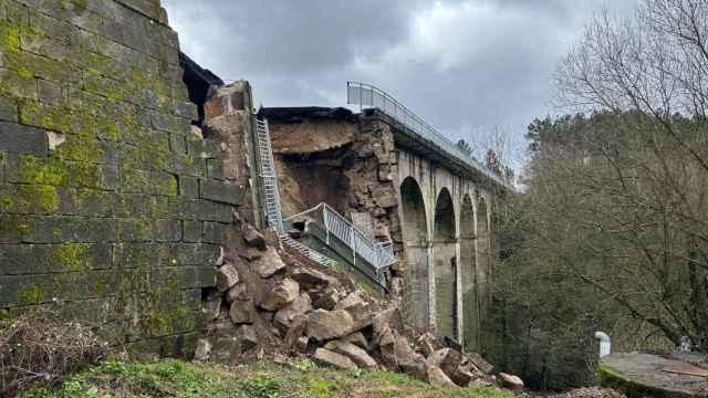 Colapsa parte de un puente sobre la carretera OU-536 en Xunqueira de Espadanedo (Ourense).