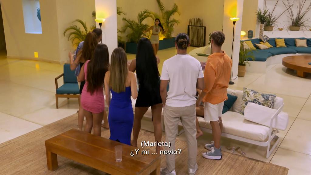 Marieta asalta en la villa de su novio Álex.