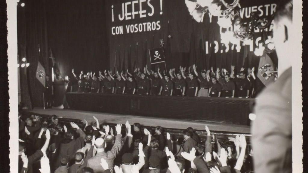 Acto conmemorativo de la unificación de Falange y las JONS en el Teatro Calderón de Valladolid.