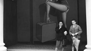 Mujeres en el paral·lel. Barcelona, 1965. De la serie _Descuartizar un cuerpo_ © Archivo Colita Fotografía