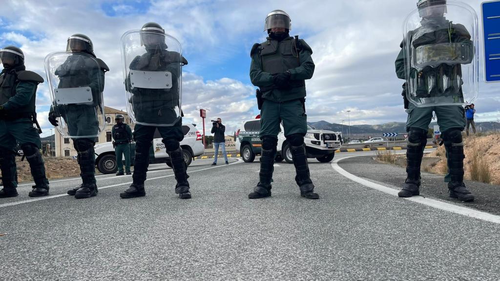 Antidisturbios de la Guardia Civil en una carretera cortada.