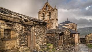 Imagen de la iglesia de El Muyo, uno de los pueblos negros de Segovia