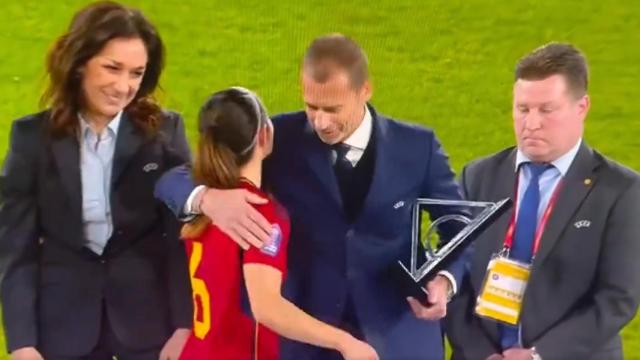 Ceferin, en el momento de abrazar a Aitana Bonmatí.