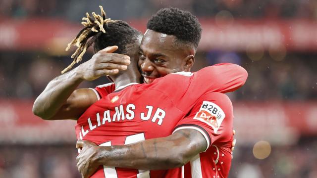 Nico Williams (i) celebra con su hermano Iñaki su gol, segundo del equipo vasco, durante el partido de vuelta de semifinales de la Copa del Rey.