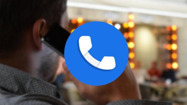 Hombre hablando por teléfono con el icono de la app de Teléfono de Google