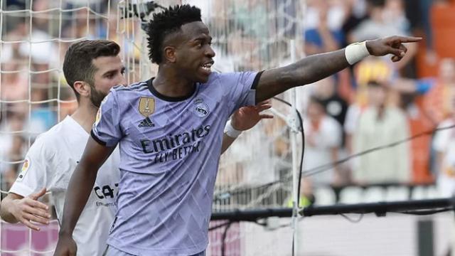 Vinicius quejándose de los cánticos de la afición de Mestalla