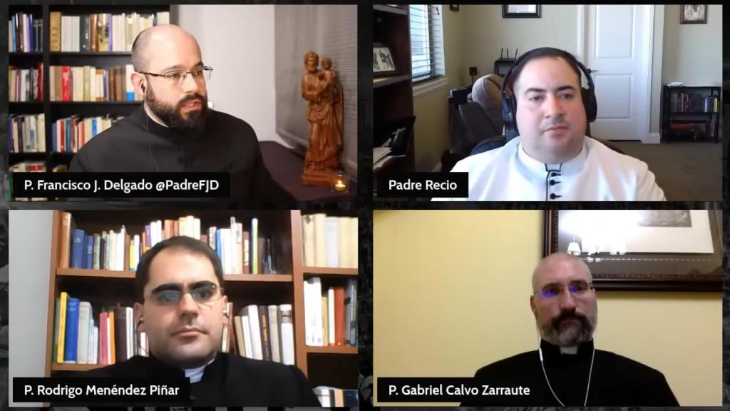 Los sacerdotes participantes en la tertulia titulada 'Francisco Franco, cristiano ejemplar'.