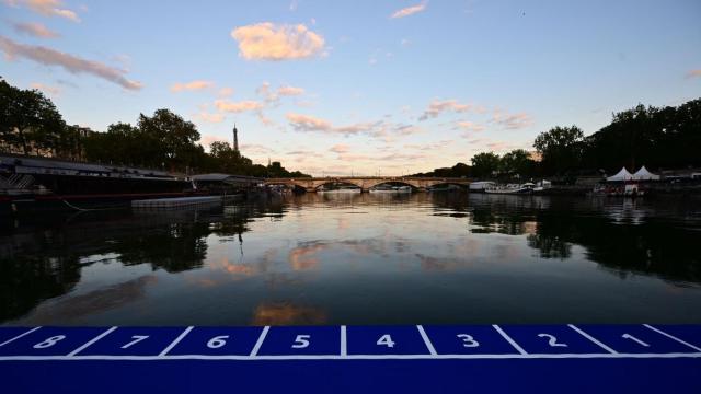 La línea de salida de la prueba olímpica de triatlón en el Sena en agosto de 2023.