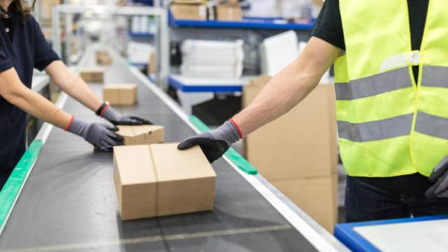 Imagen de una persona en una fábrica trabajando