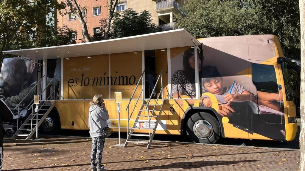 Autobús del Ingreso Mínimo Vital (IMV) en una foto de archivo.