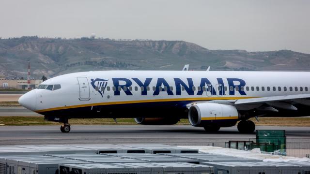 Un avión de la aerolínea Ryanair en el aeropuerto Adolfo Suárez Madrid-Barajas.