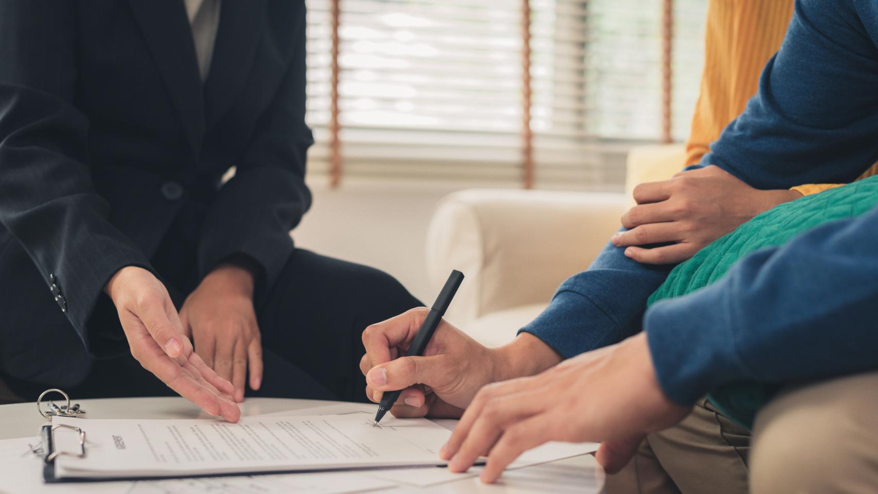 Un abogado explica a unos jóvenes el Impuesto de Sucesiones y Donaciones que deben abonar.