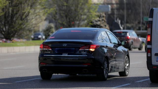 Un coche VTC circula por una calle, en Madrid (España) a 5 de marzo de 2020.