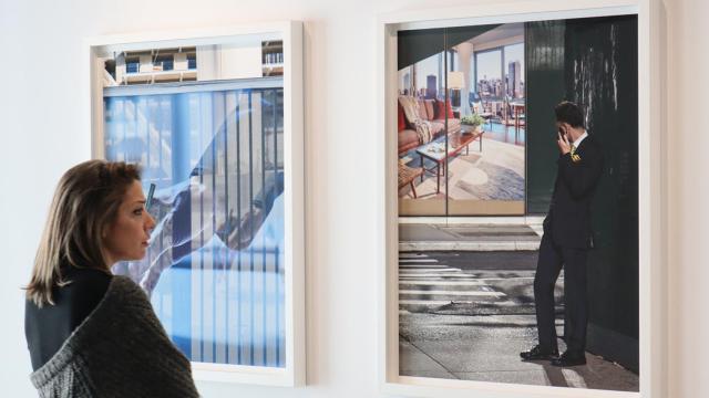 Una persona observa una de las fotografías de Anastasia Samoylova.