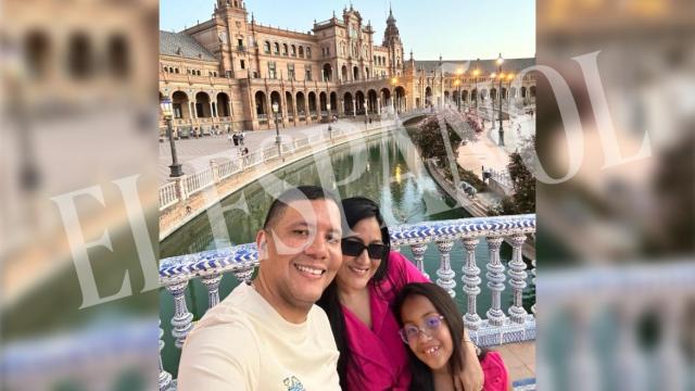 Carlos y su esposa, Melisa, junto a su hija, Sara Sofía, posando sonrientes en Sevilla, durante un viaje que hicieron el pasado verano tras llegar a España desde Colombia.