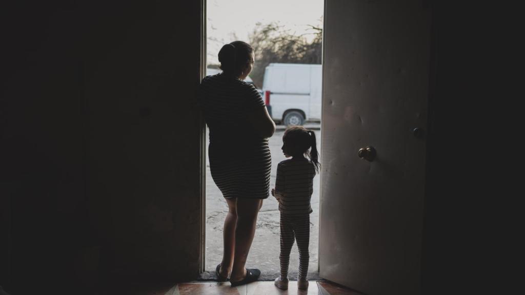 Consuelo junto a su hija Yumara en la casa que actualmente residen.