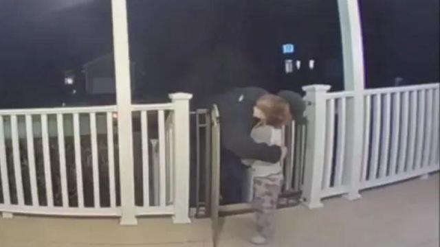 El emotivo abrazo entre el repartidor y la niña