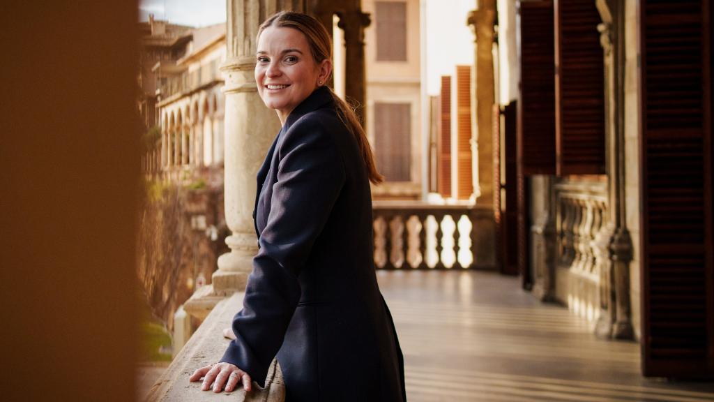 La presidenta balear posa para EL ESPAÑOL en el Consolat del Mar.
