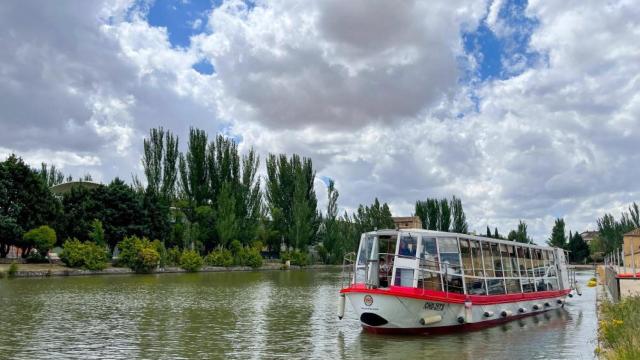 La embarcación turística Antonio Ulloa surcando el Canal de Castilla